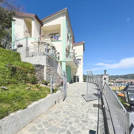 Dei Poeti بيت ضيافة 4*