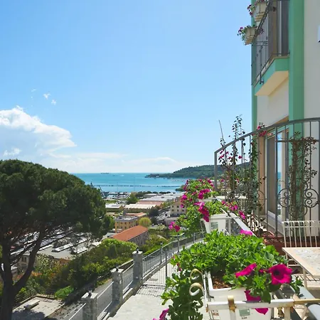 Guest house Dei Poeti 4*